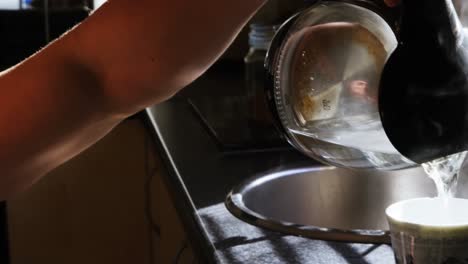 hombre discapacitado preparando café en la cocina 4k