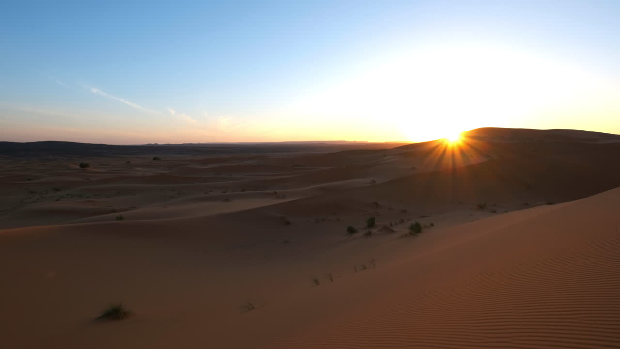 amanecer en el desierto del sahara cerca de merzouga, marruecos