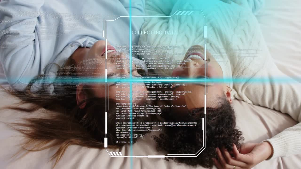 Due donne sdraiate sul letto che sorridono, tecnologia HUD che si attiva e scansiona i volti, raccogliendo dati.
