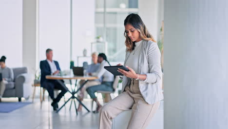 Mujer-De-Negocios,-Tableta-Y-Pensando-En-El-Horario