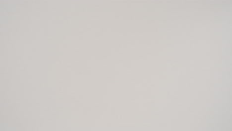 cerca de la tira de papel que se está arrancando descubriendo el fondo de la pantalla verde debajo de 3