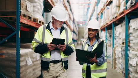 trabajadores del almacén inspeccionando el inventario