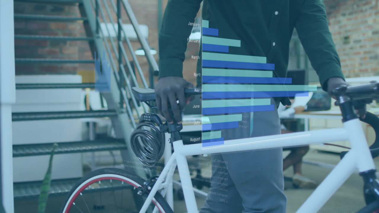 animación de procesamiento de datos financieros sobre empresario afroamericano caminando con bicicleta en la oficina