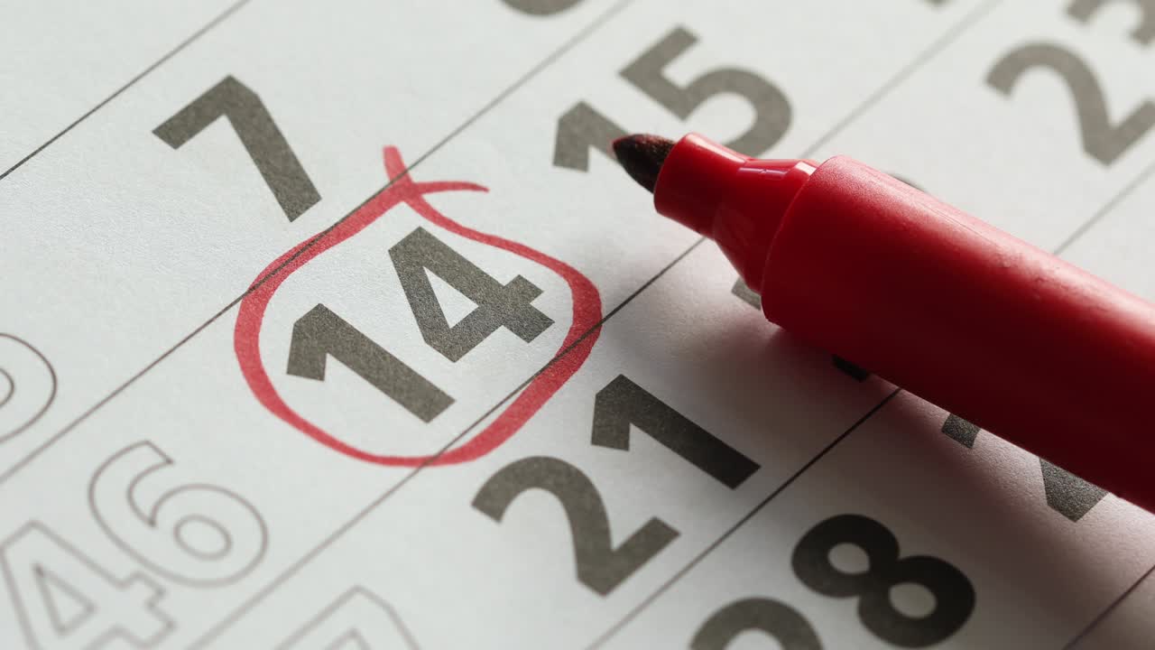 calendario anual comentado sobre el escritorio