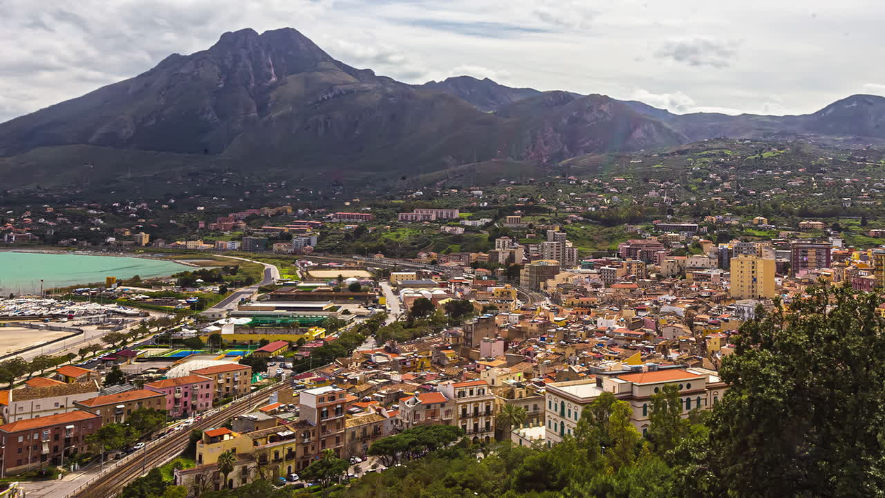 이탈리아 시칠리아 섬의 테르미니 이메레세와 몬테 산 칼로제로를 배경으로 - 시간 경과