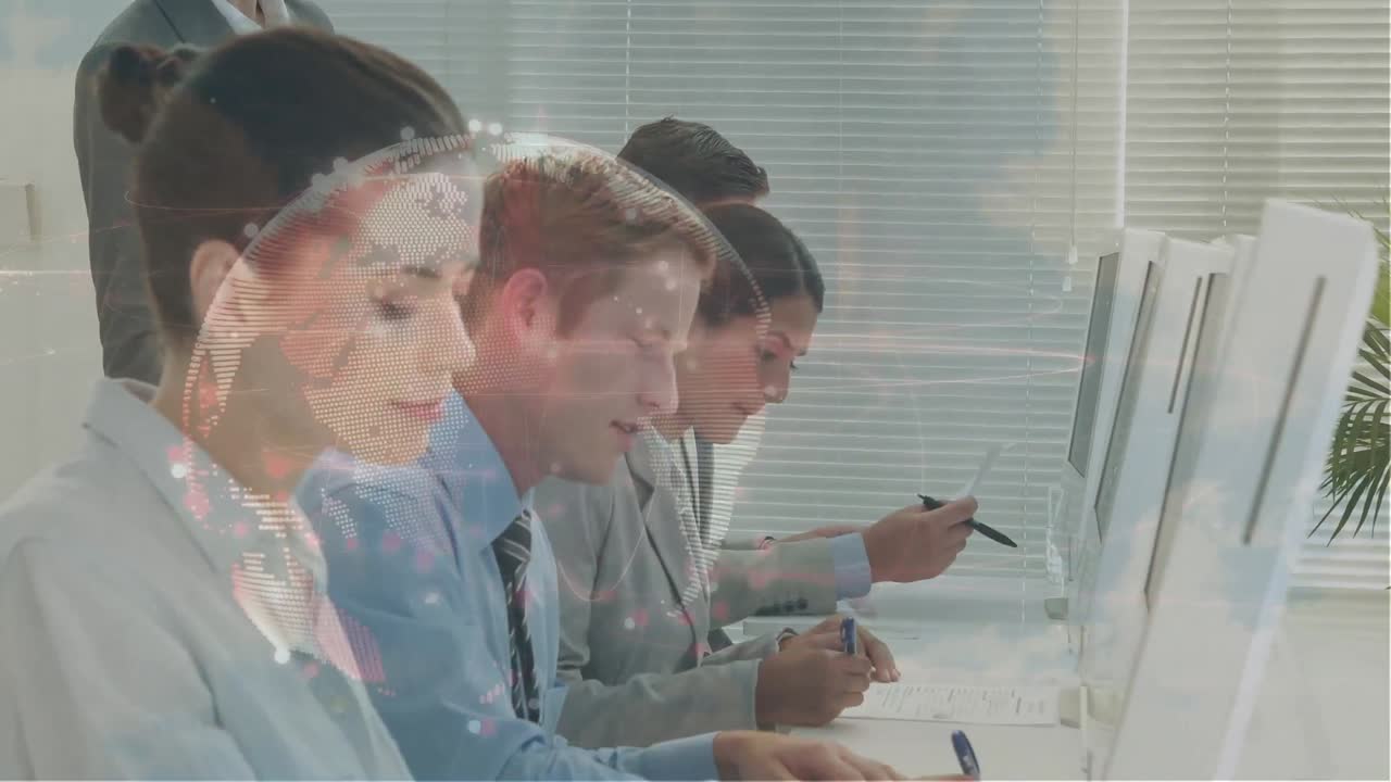 animación del globo sobre personas de negocios que usan computadoras
