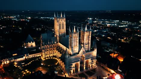 Ein-Luftdrohnenvideo-Fängt-Die-Berühmte-Lincoln-Cathedral-In-Lincolnshire,-Großbritannien,-In-Der-Abenddämmerung-Ein-Und-Präsentiert-Ihre-Majestätische-Gotische-Architektur-Mit-Beleuchtung