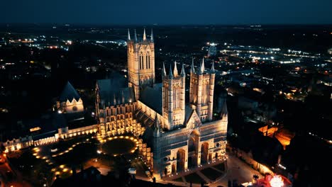 un video de un dron aéreo captura la famosa catedral de lincoln en lincolnshire, reino unido, al anochecer, mostrando su majestuosa arquitectura gótica con iluminación
