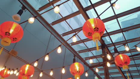 linternas chinas rojas tradicionales para celebrar el año nuevo lunar chino - disparo en ángulo bajo