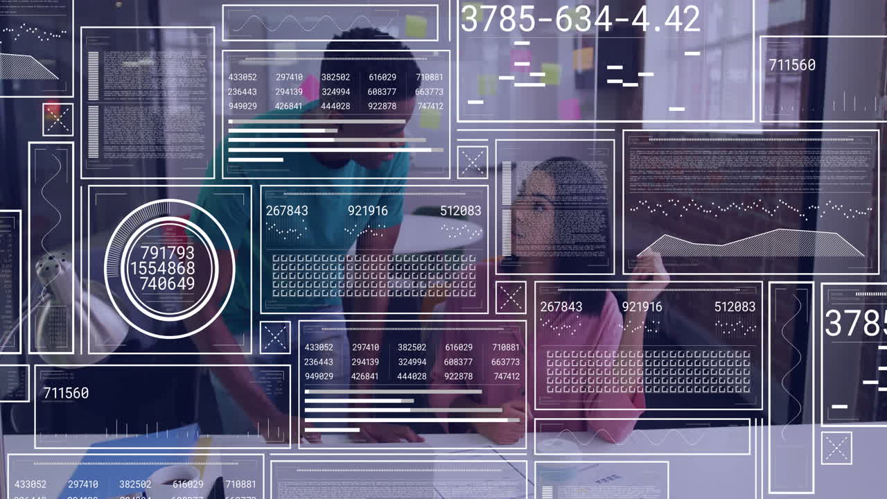 animación del procesamiento de datos financieros sobre diversas personas de negocios en la oficina