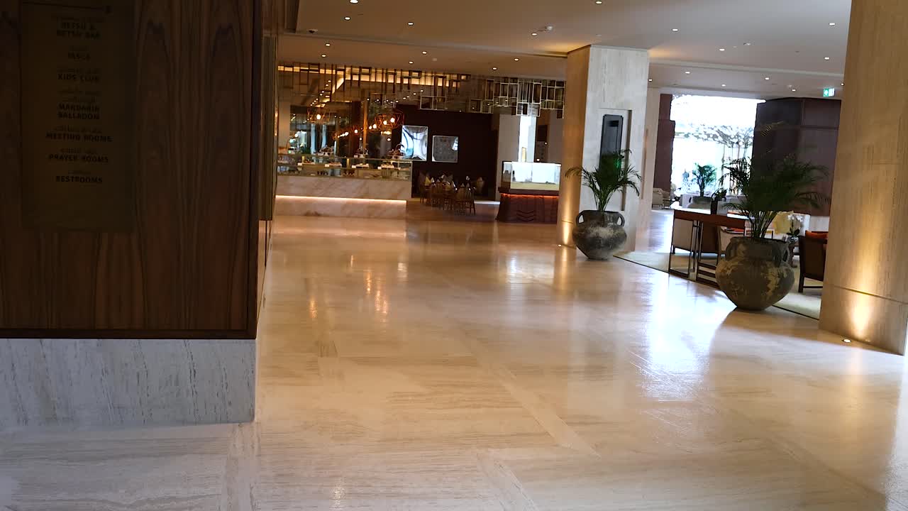Automatiske døre åbner og afslører en luksuriøs lobby.