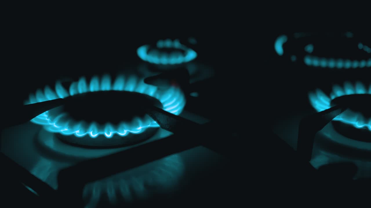 밤에 부에서 파란 불꽃으로 불타는 가스 버너를 켜라. 클로즈업