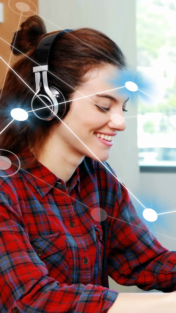 Video verticale: Donna che tocca le cuffie e avvia l'audio, con una rete in sovrimpressione sulla scrivania per una demo tecnologica.