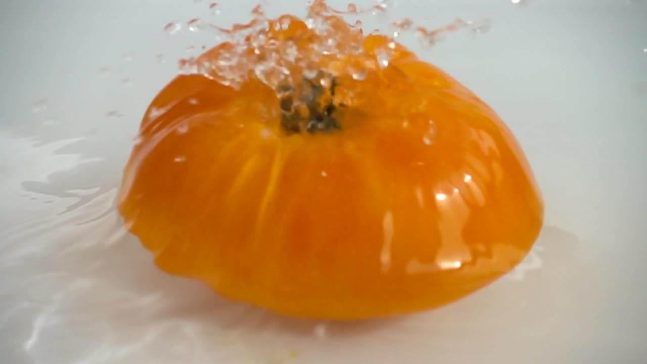 Friske saftige tomater. Slowmotion