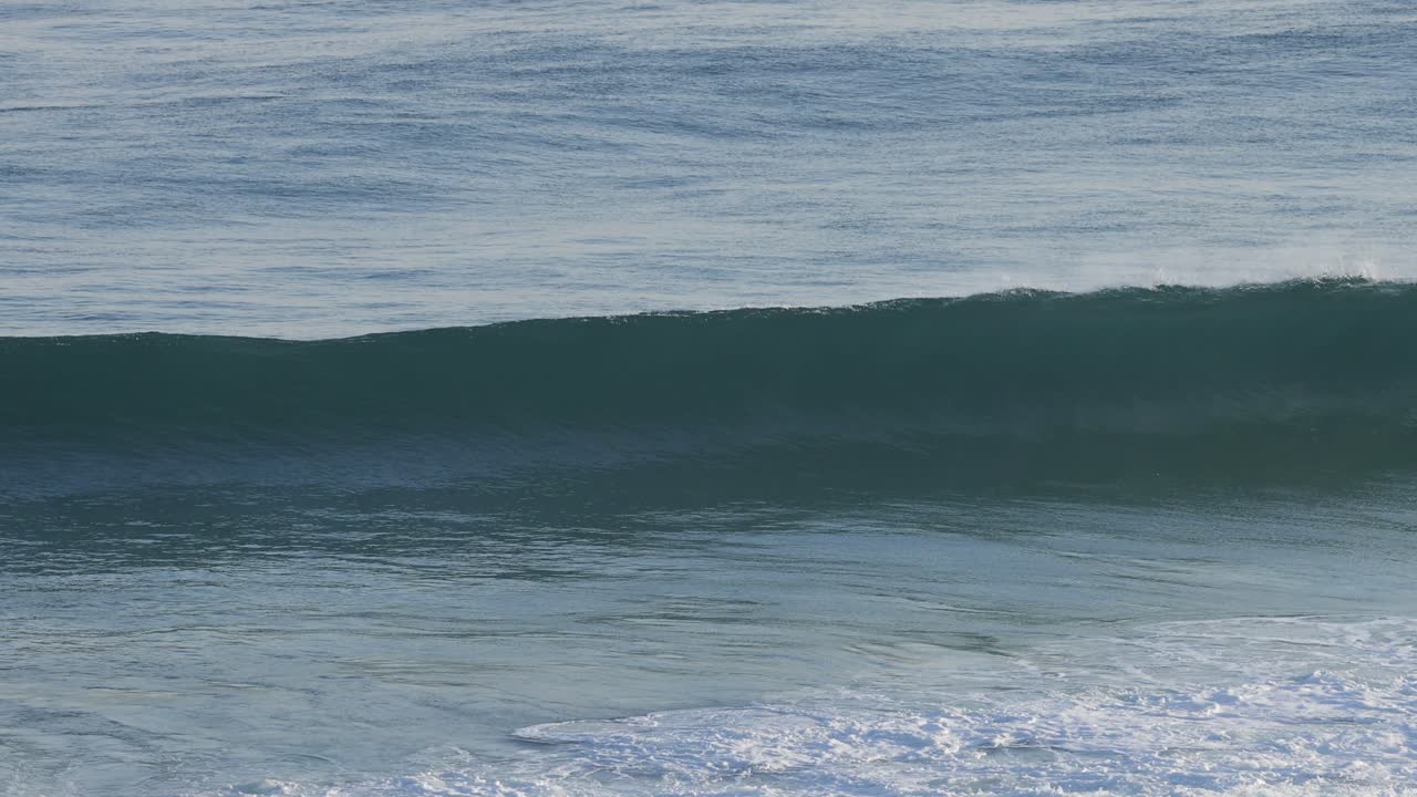 las olas se forman y chocan contra la orilla