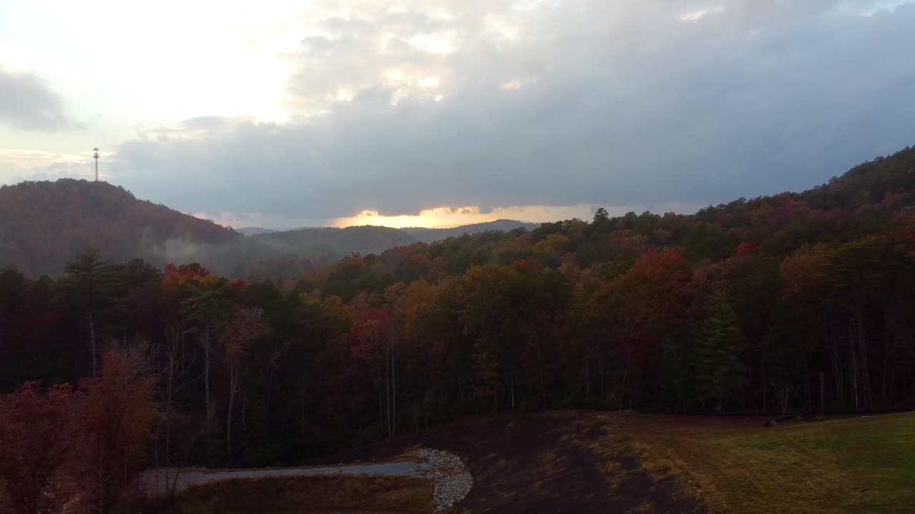 una foto de un dron de camiones de las montañas al atardecer en la puesta del sol de carolina del sur