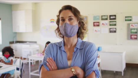 maestra con máscara facial en la escuela