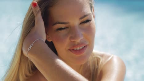 modelo alegre posando en la piscina