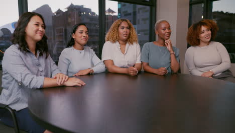 grupo diverso de mujeres en reuniones empresariales