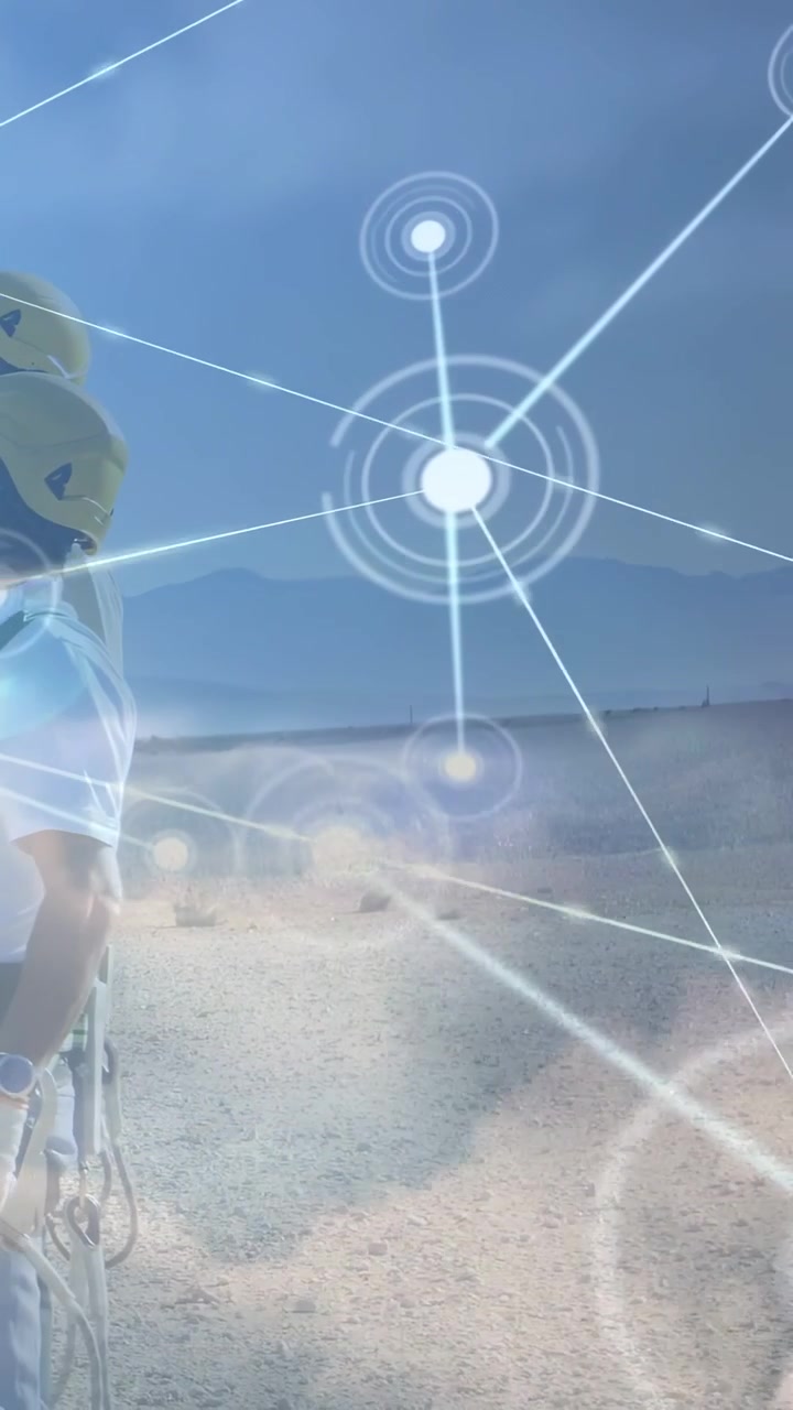 Video verticale: Due uomini con caschi gialli controllano le imbracature mentre i nodi AR si espandono, mappando i pericoli.