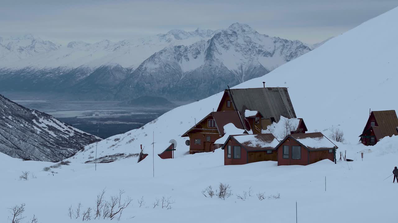 pase de hatcher cubierto de nieve, esquiador que viaja hacia el albergue, cámara lenta 4k