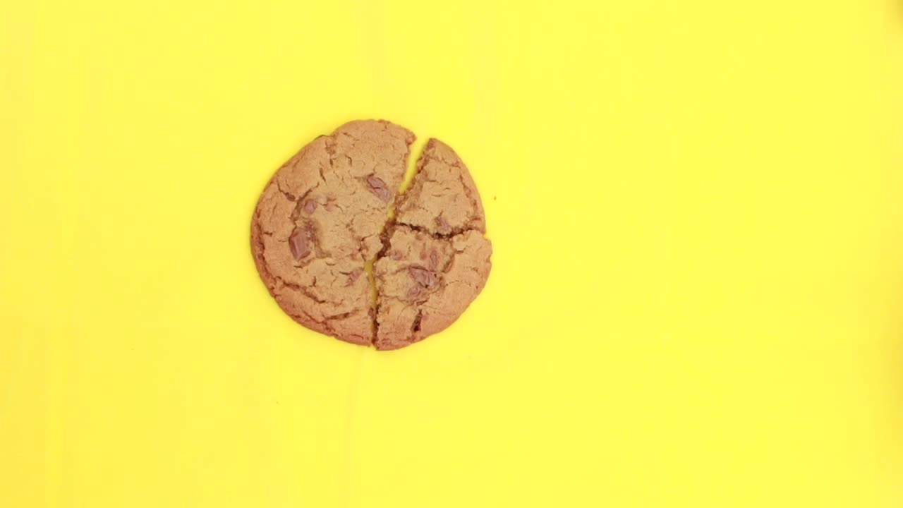 recoger a mano una cocina marrón sobre fondo amarillo,