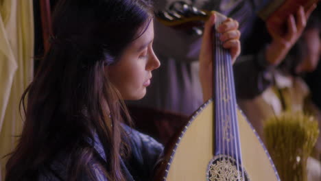 cinematografía renacentista: primer plano de una mujer tocando la guitarra - una pintura viviente