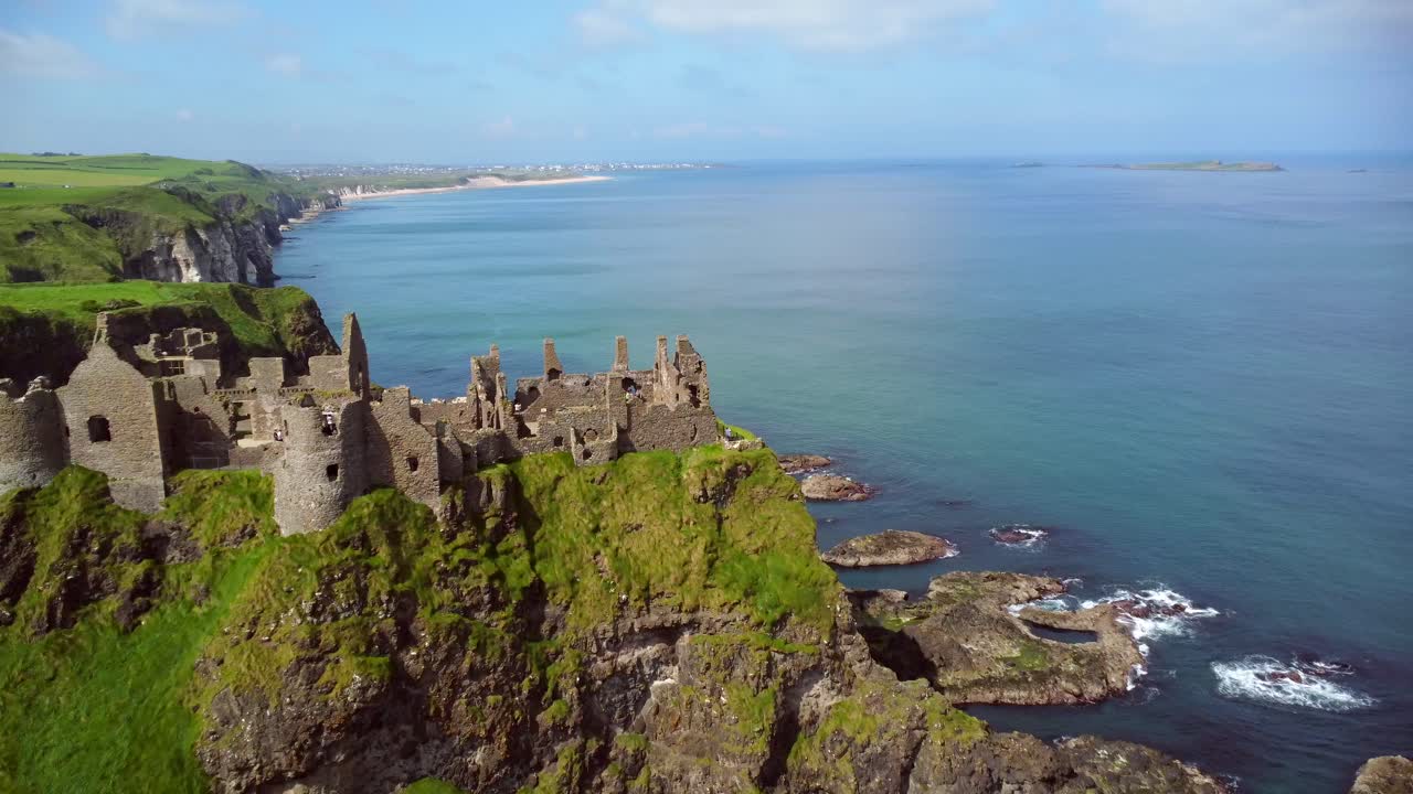 북아일랜드 북부 앤트림 카운티 해안의 부쉬밀스 (bushmills) 에 있는 던루스 성 (dunluce castle) 의 공중 촬영