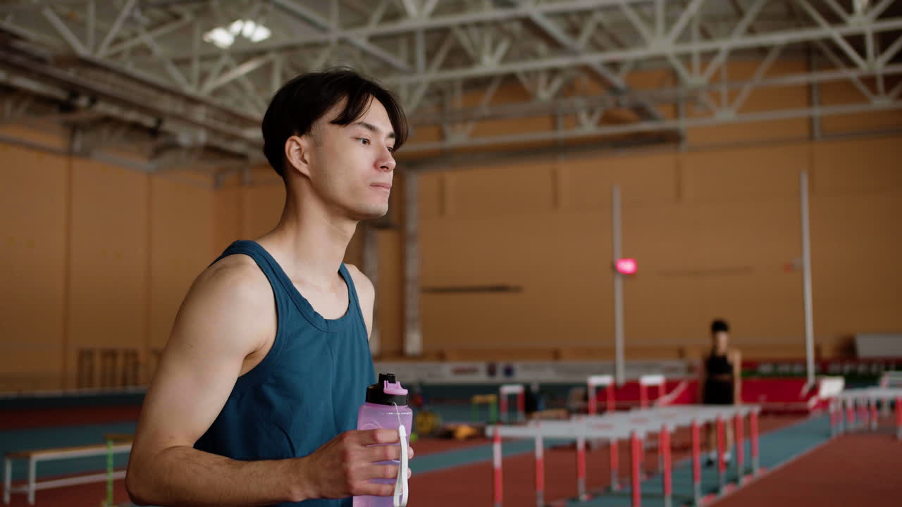 물을 마시는 젊은이