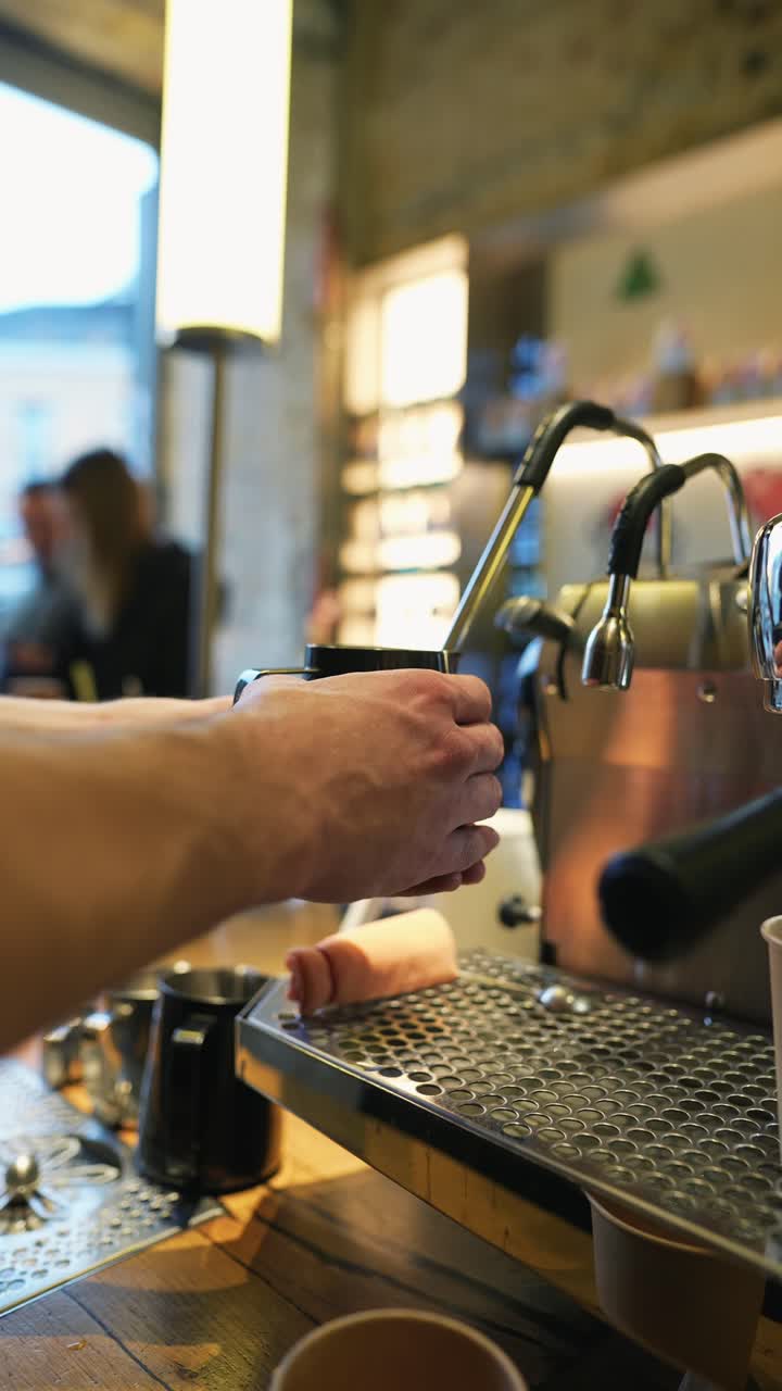 咖啡師正在準備咖啡