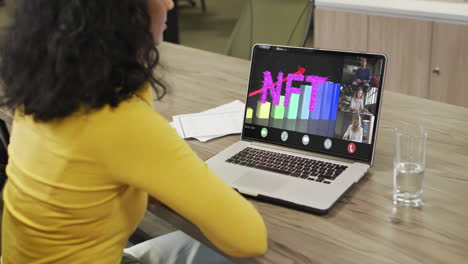 mujer de negocios afroamericana que usa una computadora portátil para videollamadas con diversos colegas de negocios