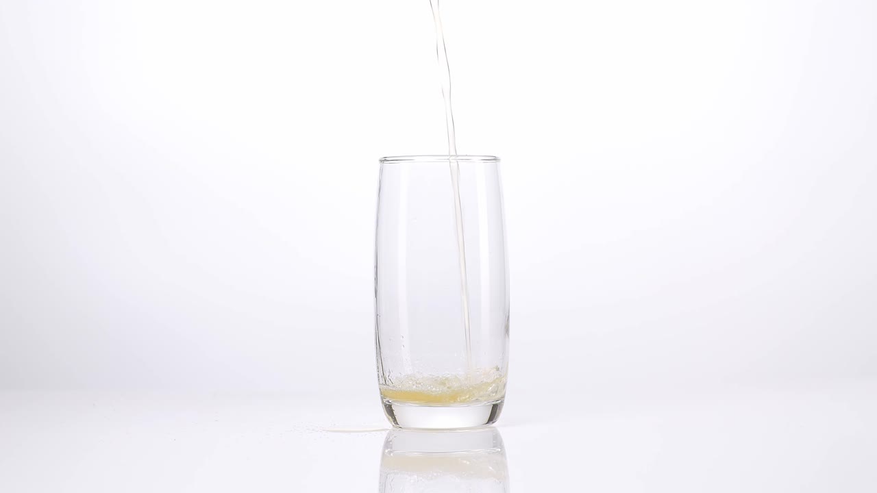 잔에 음료를 부는 것