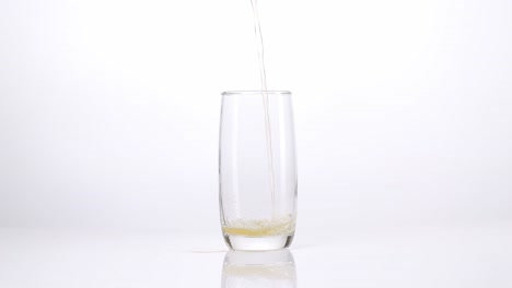 잔에 음료를 부는 것