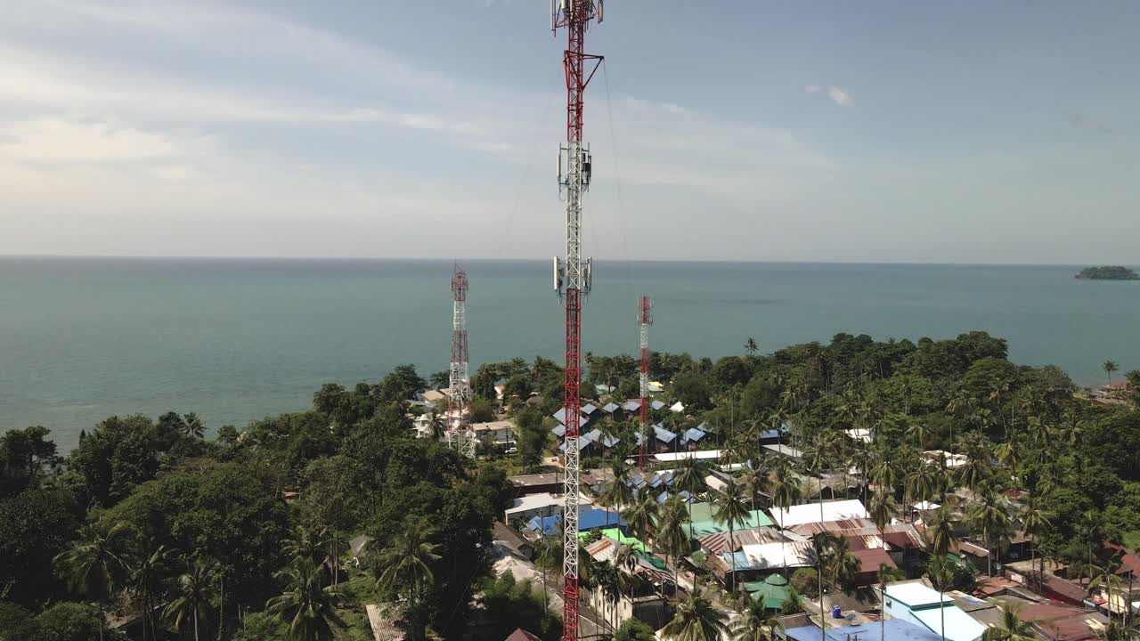 disparo aéreo descendente de la torre de telecomunicaciones 4g y 5g en una isla tropical en tailandia con el océano de fondo