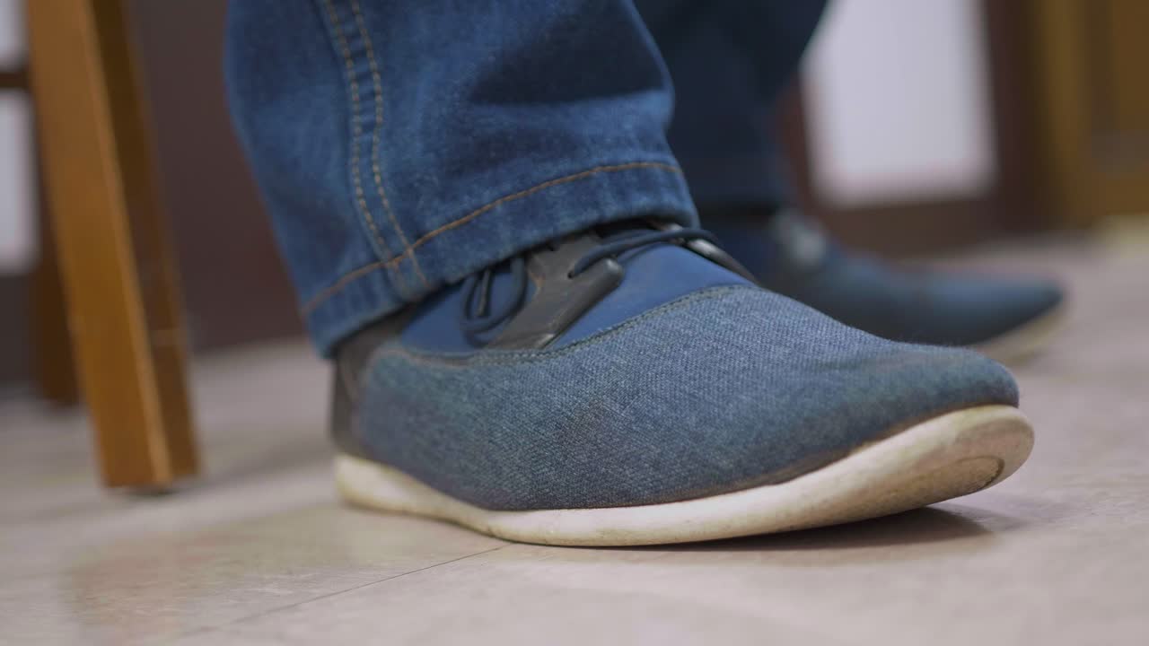 발을 흔들고 흔들고 있는 남자