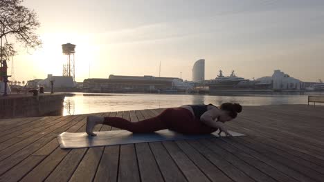 Ejercicios-De-Yoga-De-Estiramiento-Al-Amanecer-En-La-Mañana