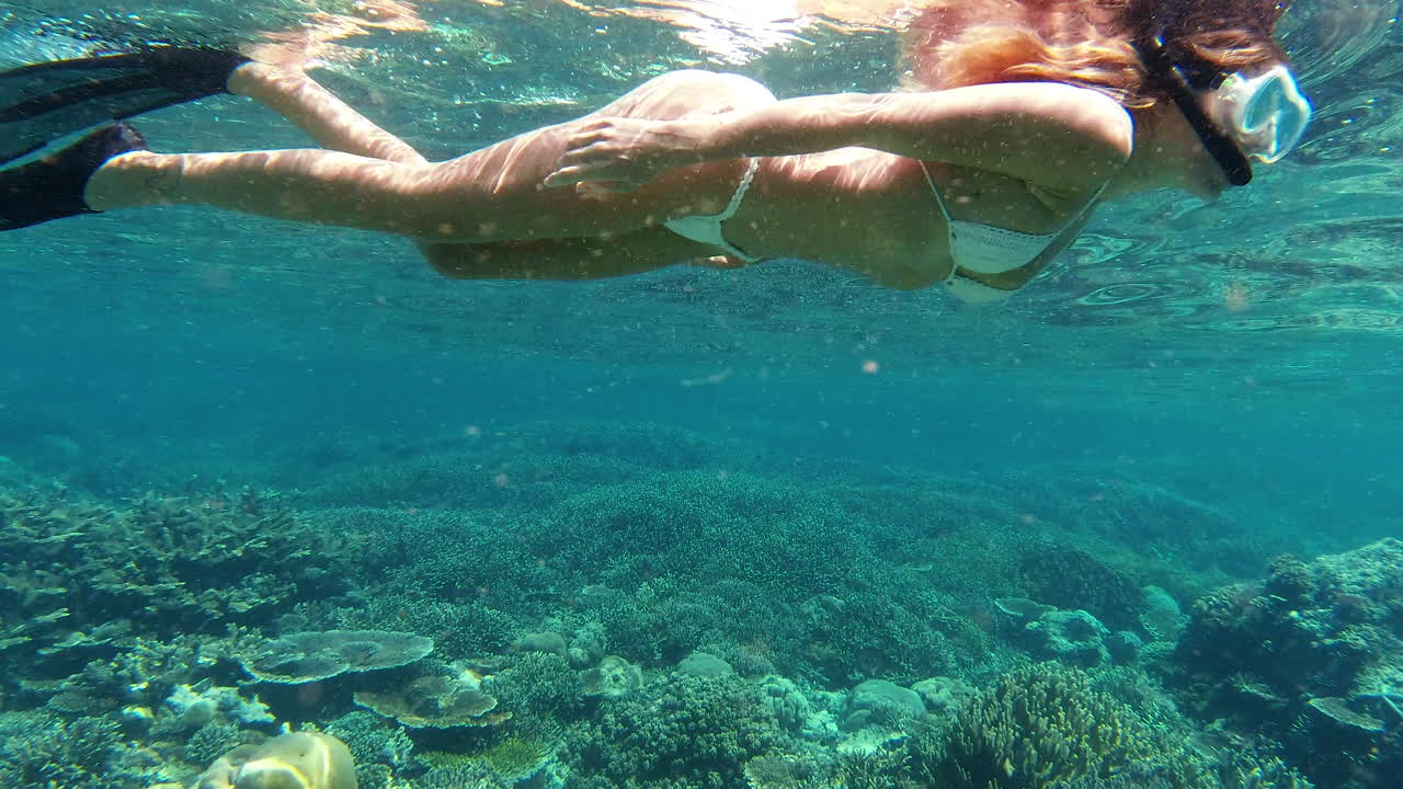 바다 에서 편안 한 하루 를 즐기고 있다