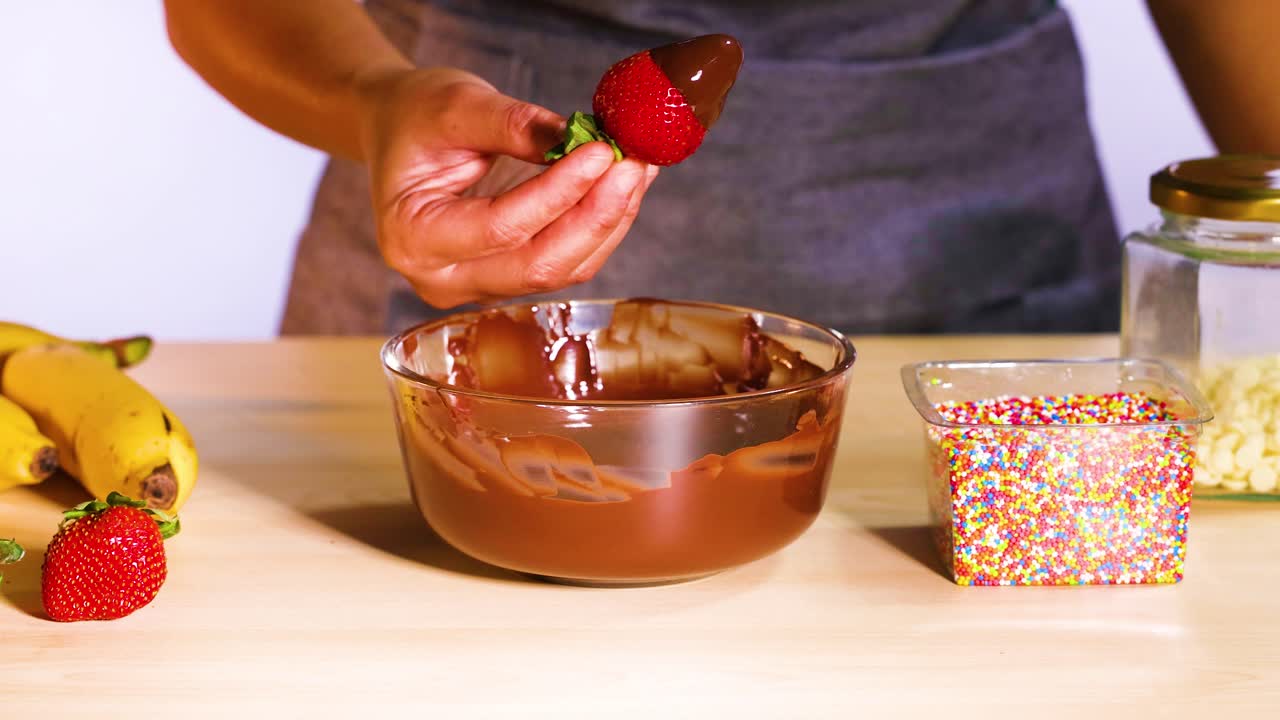 초콜릿에 담긴 딸기와 김으로 인 딸기