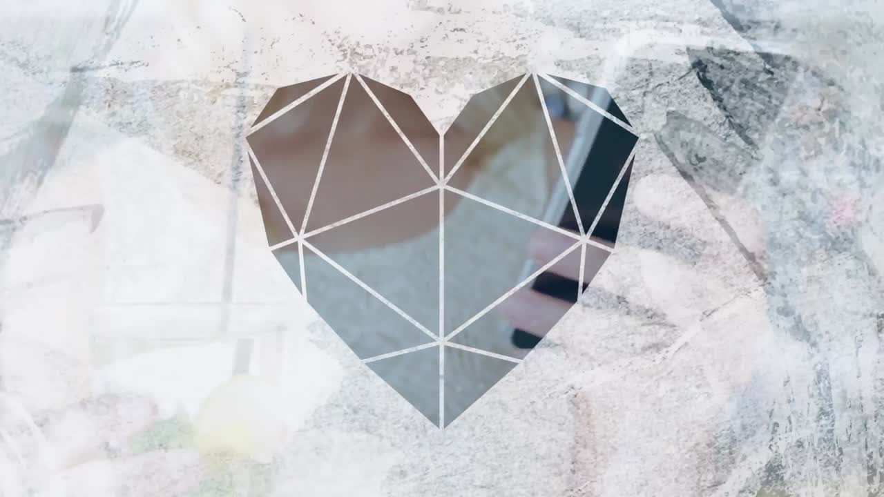 스마트폰을 사용하는 백인 여성의 중간 부분에 기하학적 심장 모양의 절단 애니메이션