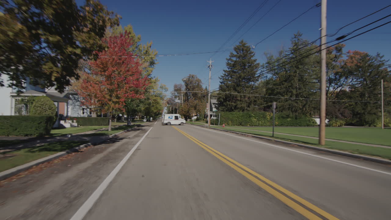 윌슨, 뉴욕, 미국, 2021년 10월: 전형적인 미국 도시를 가로지르는 도로를 달려갑니다.