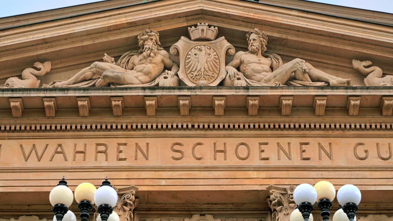 Primer plano de la fachada de la Alte Oper en el centro de Fráncfort, Alemania
