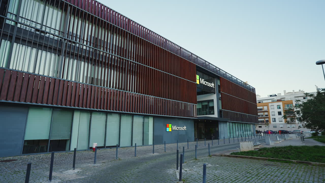Exterior de un moderno edificio de oficinas corporativo de Microsoft