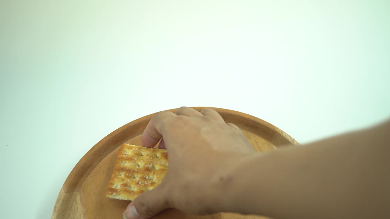 galleta de navidad sobre el plato de madera, tenedor y cuchara con fondo blanco.