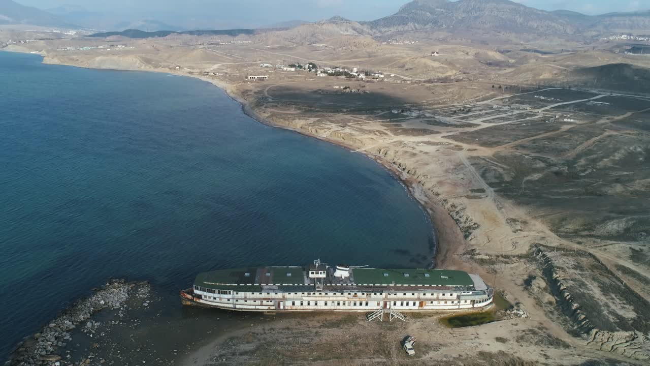 naufragio abandonado en una playa costera