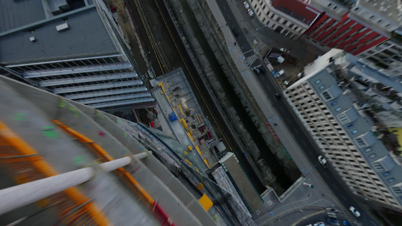 cinematográfico fpv drone buceando en un sitio de construcción en viena austria por la autopista