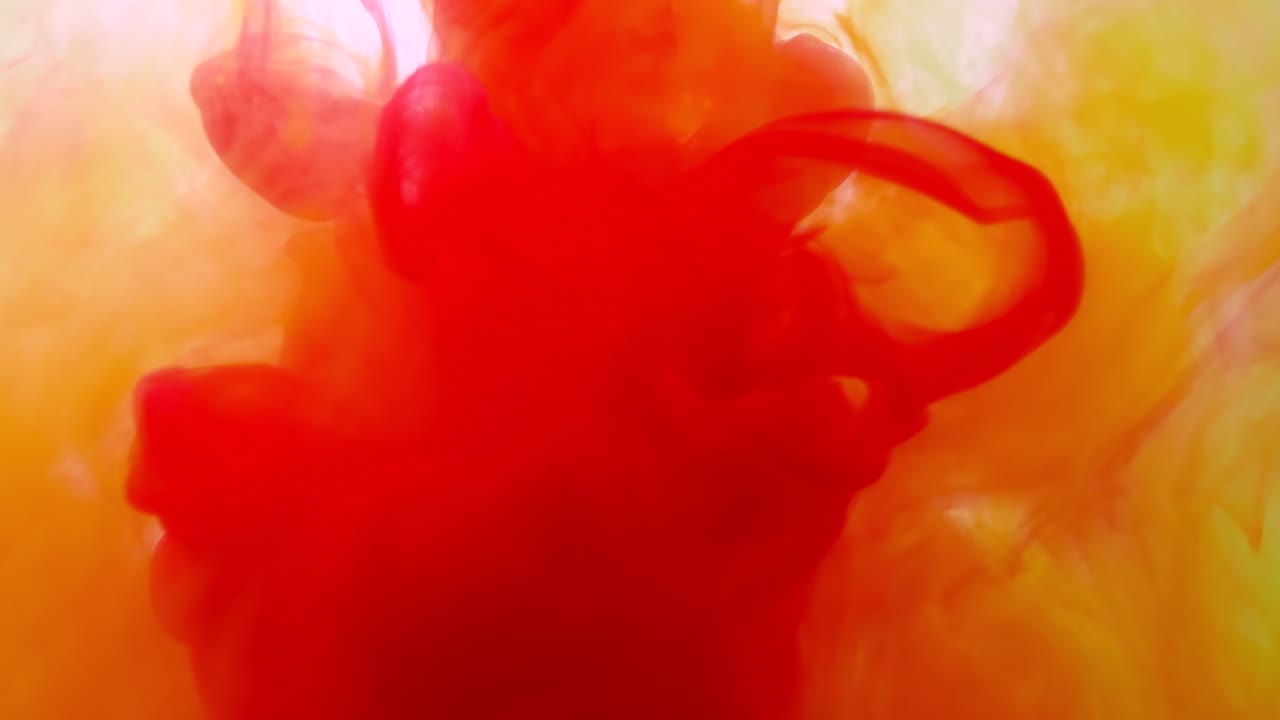 el fondo borroso de las pinturas acrílicas, una explosión de pinturasacrílicas amarillo-rojas. abstracto colorido