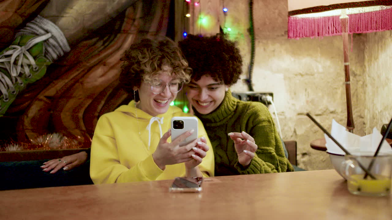 pareja de lesbianas en un bar