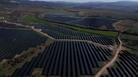 Riesige-Solaranlage-In-Ruhiger-Landschaft-Portugals---Langsamer-Überflug-Aus-Der-Luft