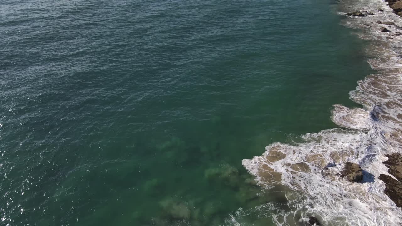 Ripresa aerea con drone sull'acqua blu a Coolum Beach, in Australia