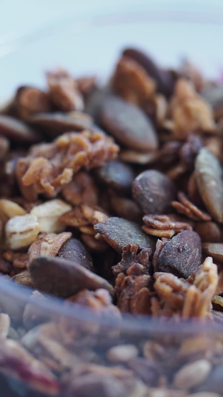 Primo piano di un parfait di granola salutare con semi e yogurt
